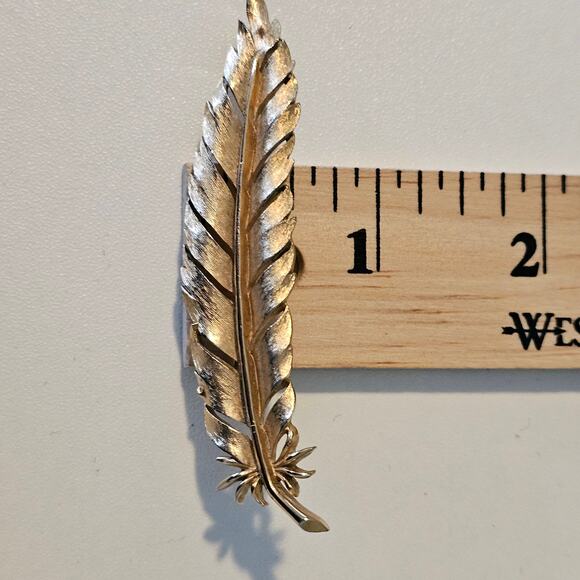 Vintage Gold Crown Trifari Feather Brooch Pin Signed - Picture 4 of 6